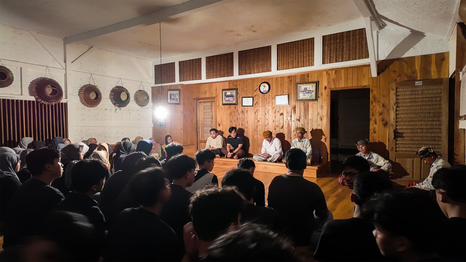 Research Study Kelas XI IPS di Kampung Naga: Belajar Harmoni dari Kearifan Lokal